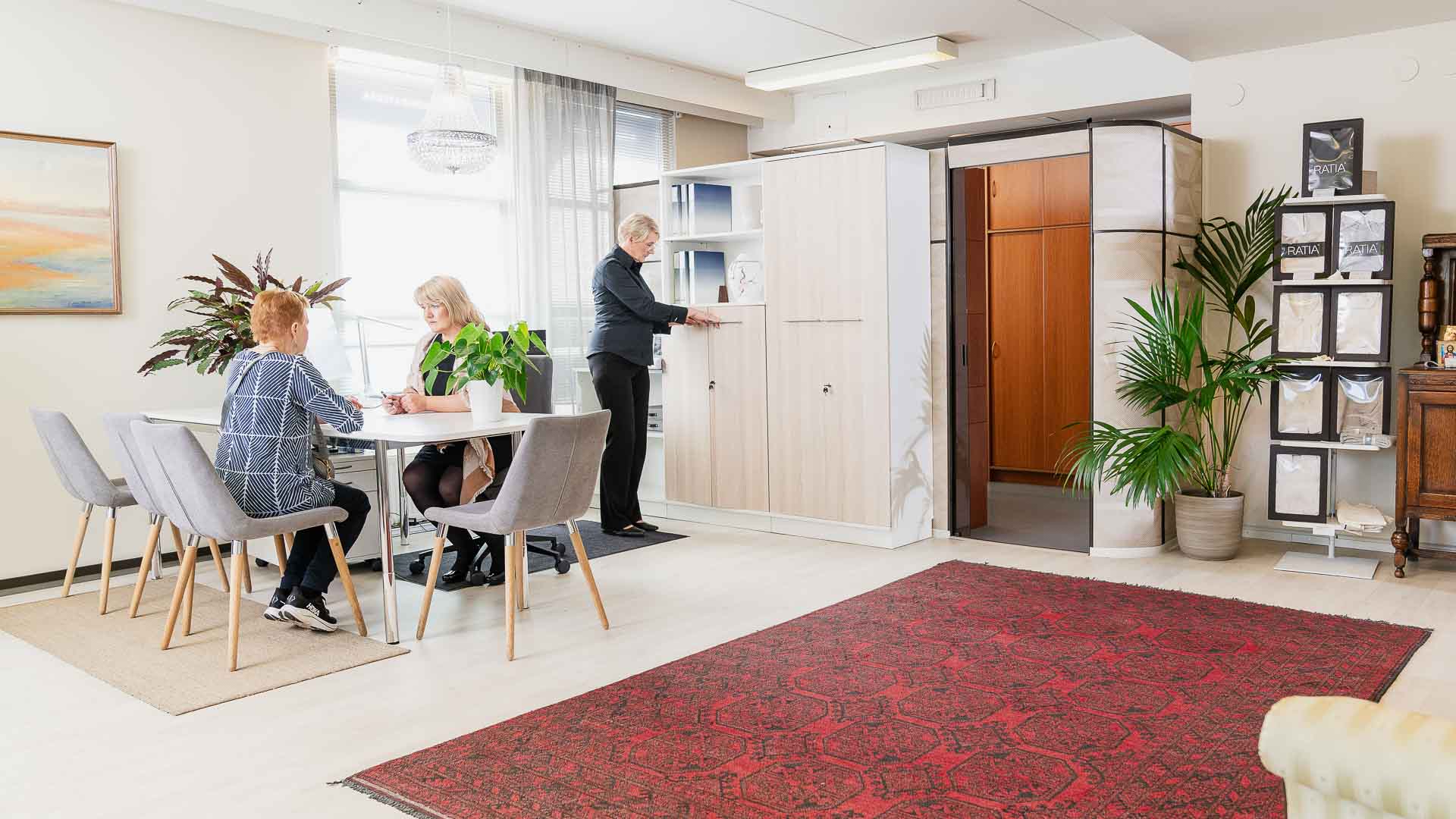 Asiakas ja hautaustoimiston työntekijät.
